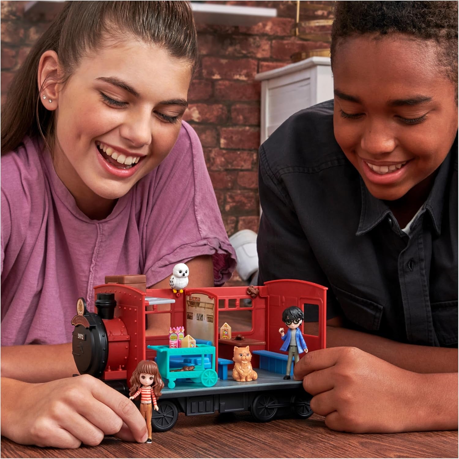 Wizarding World, Harry Potter Coffret cadeau du 100e anniversaire de WB avec 8 figurines et 5 accessoires pour poupées Wizarding World, Harry Potter Coffret cadeau du 100e anniversaire de WB avec 8 figurines et 5 accessoires pour poupées