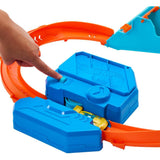 Mattel Hot Wheels Toy Car Track Set, Deluxe Building Box with Motorized Booster, 1:64 Scale Vehicle, Speed Snap Track, Boosted Jump Speedway